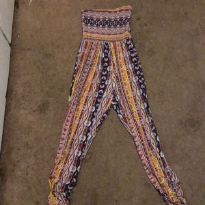 Pretty patterned party romper size small in women’s.